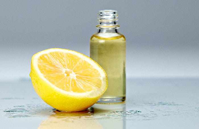 Kết hợp chanh với mật ong, hỗn hợp này vừa giúp giảm thâm vừa ngăn ngừa tình trạng môi khô.