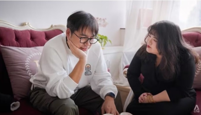 Cong trao đổi cùng bà mai mối Meng Weili. Ảnh: CNA