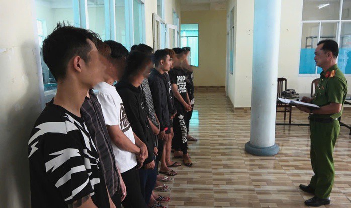 Tạm giam nhóm đối tượng gây rối trật tự công cộng tại một quán hủ tiếu ở tỉnh Đồng Tháp. Ảnh: Công an Đồng Tháp