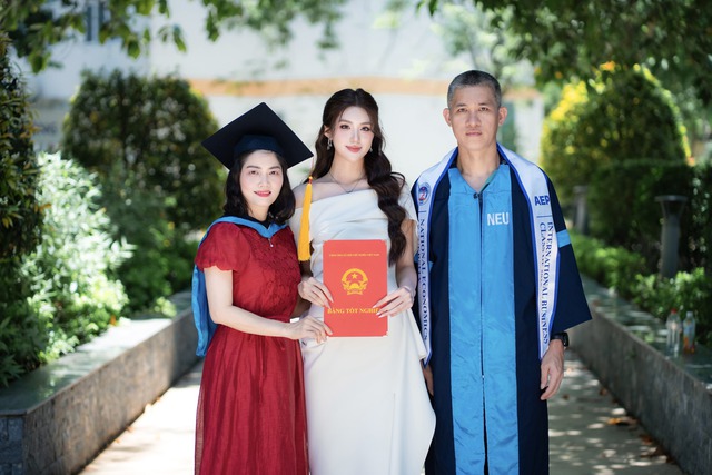 Bố Phương Oanh làm kinh doanh tự do, mẹ là kế toán trong cơ quan nhà nước. "Bố mẹ tôi rất hiền lành, là điểm tựa rất lớn cho cả ba chị em. Trên bước đường tôi đi, họ luôn khuyên: Cứ là chính mình, đừng cố gắng làm hài lòng người khác hoặc chạy theo những điều phù phiếm bên ngoài", Phương Oanh chia sẻ.