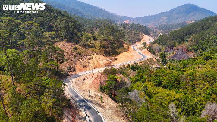 Đối với dự án này, tổng diện tích thu hồi để chuyển đổi mục đích xây dựng giao thông của là gần 66 ha. Trong đó, diện tích thuộc huyện Lạc Dương cũ là trên 32,7ha, huyện Đam Rông cũ là 33,2 ha.