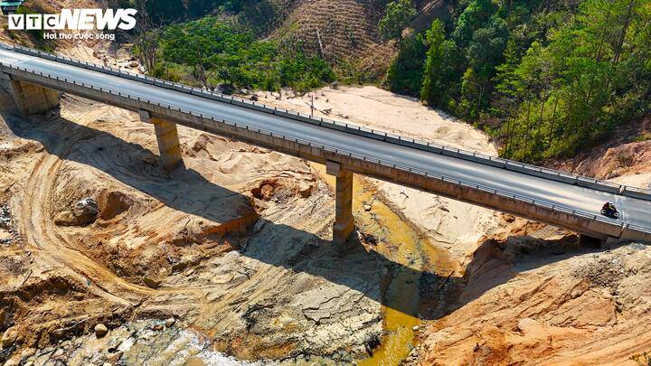 Nếu như ngày trước, đường ra Đà Lạt hoặc từ Đạ Long ra thôn Đưng K'Nớ phải băng rừng lội suối thì bây giờ hệ thống đường xá, cầu đường đã thuận tiện hơn rất nhiều. Người dân rất phấn khởi và vui mừng khi con đường ĐT.722 đã hoàn thành.