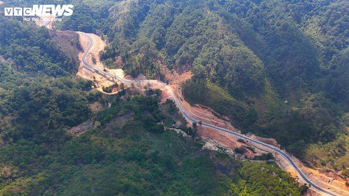 Theo anh Cơ Liêng Ha Lý (ở xã Đam Rông 4), đường ĐT.722 hoàn thành không chỉ rút ngắn khoảng cách di chuyển từ đây ra Đà Lạt mà còn tạo thuận lợi cho người dân đi lại liên tỉnh.