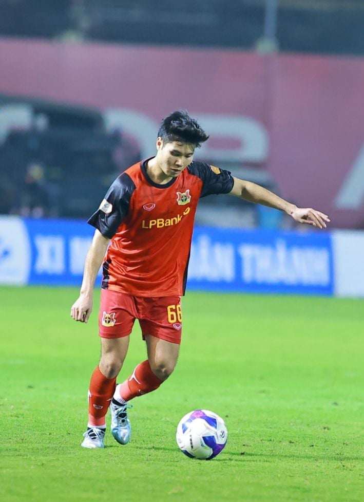 Trương Tiến Anh nhanh chóng có suất đá chính tại Ninh Bình FC và duy trì được sự ổn định cao