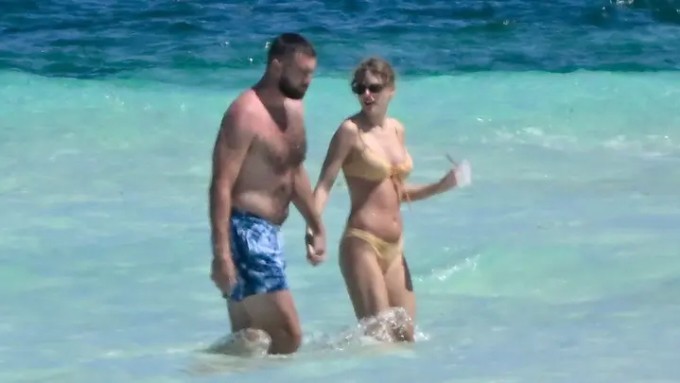 Taylor Swift và Travis Kelce nghỉ dưỡng ở Bahamas năm 2024. Ảnh: Backgrid