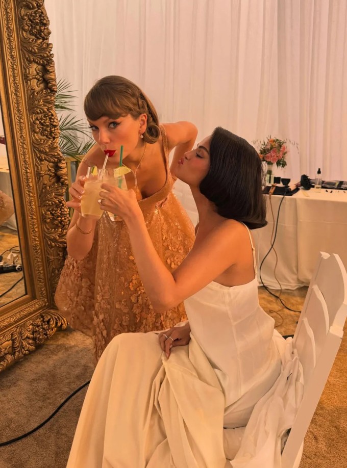 Taylor Swift trong đám cưới của Selena Gomez năm ngoái. Ảnh: Instagram Selena Gomez