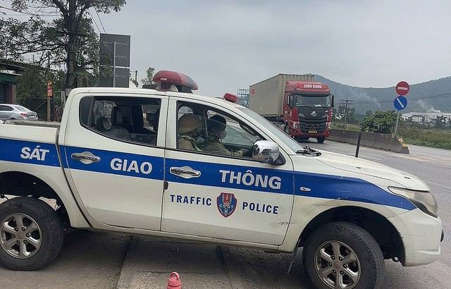 CSGT mở đường đưa bé co giật, tím tái đi cấp cứu kịp thời.