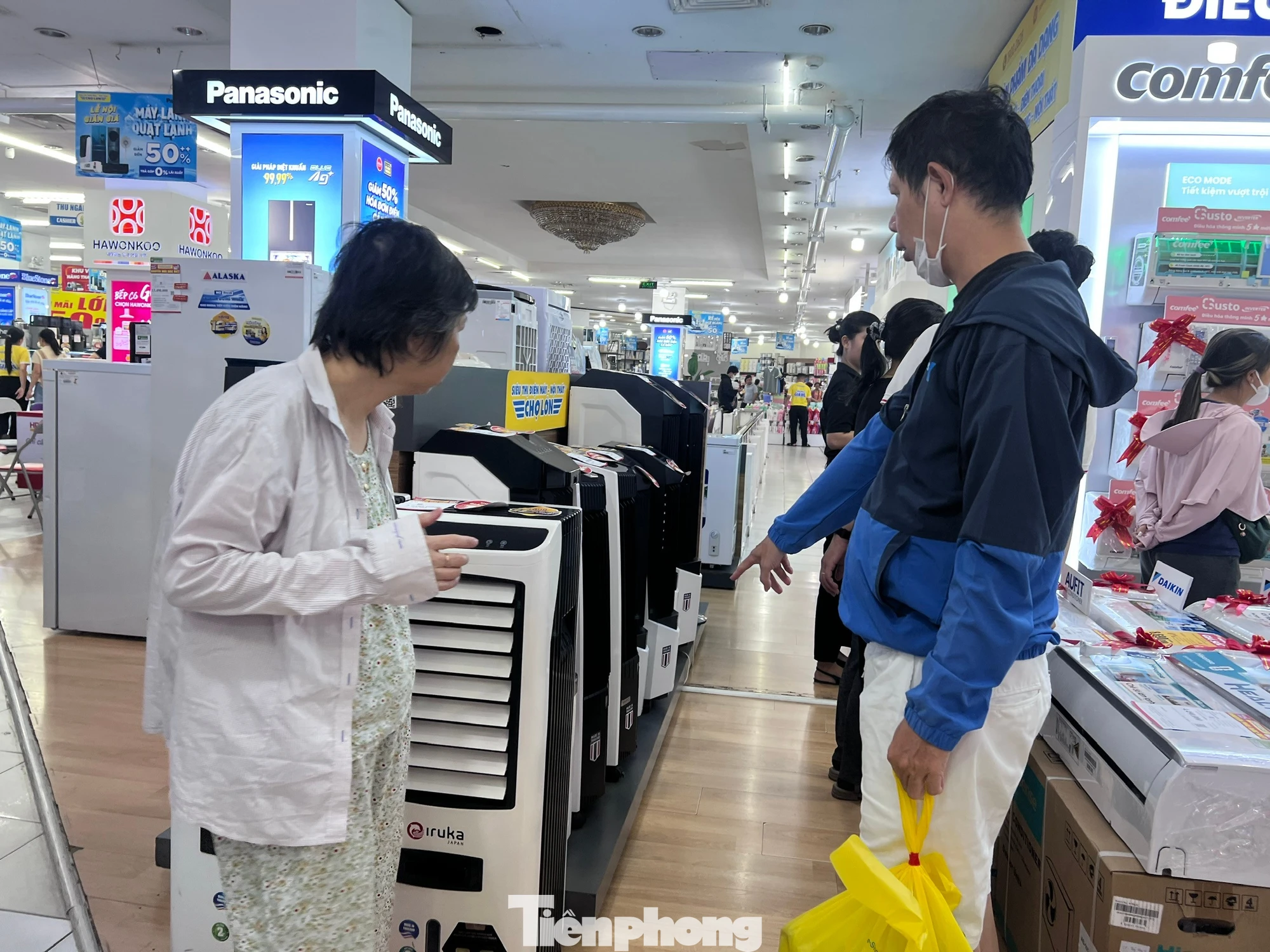 Máy lạnh, quạt hơi nước nhộn nhịp đón khách đến tham quan, mua sắm