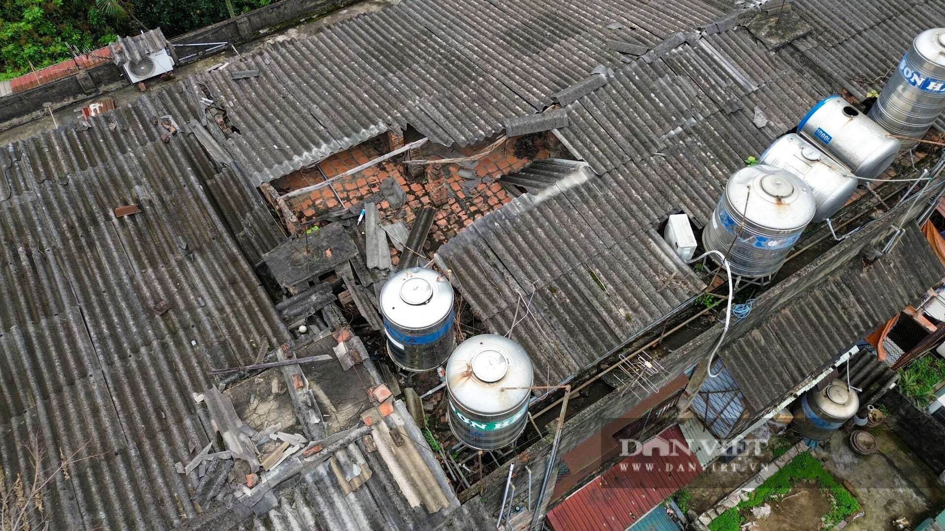 Ghi nhận thực tế ngày 2/4 cho thấy, dấu vết thời gian và sự tàn phá của thời tiết in hằn lên từng mái ngói và mảng tường.