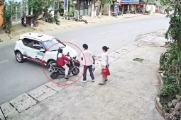 Clip: Hú hồn nữ sinh phóng xe điện lướt ngang đầu ô tô trong tích tắc