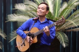 Clip Bí thư Thành ủy TPHCM ôm đàn, hát khi gặp gỡ thanh niên