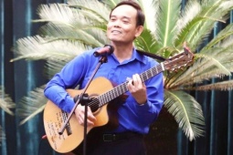 Clip Bí thư Thành ủy TPHCM ôm đàn, hát khi gặp gỡ thanh niên