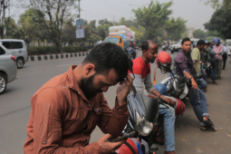 Người Bangladesh xếp hàng dài chờ mua xăng