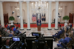 Ông Donald Trump vừa phát biểu xong, Iran phóng tên lửa vào Israel