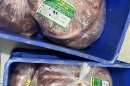 Phụ huynh trường sử dụng thịt lợn Công ty Cường Phát: "Chúng tôi trực tiếp ngửi từng miếng thịt, căm phẫn quá"