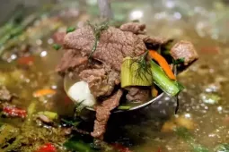 'Lẩu phân bò' - món đặc sản Quý Châu