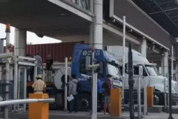 Hai cuộn thép rơi khỏi xe đầu kéo, đường Võ Chí Công ùn tắc nhiều giờ