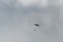 Cận cảnh tiêm kích F-15 truy đuổi UAV Shahed của Iran như phim hành động