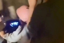 Xôn xao bé gái 6 tuổi điều khiển xe máy điện chở người lưu thông trên đường