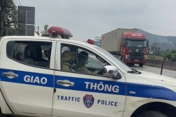 CSGT mở đường đưa bé co giật, tím tái đi cấp cứu kịp thời