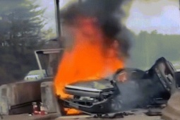 Nam diễn viên 52 tuổi thoát chết sau khi mắc kẹt trong xe bốc cháy