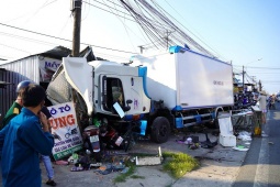 Xe tải lao vào loạt xe máy trên quốc lộ, rồi tông vào trụ điện