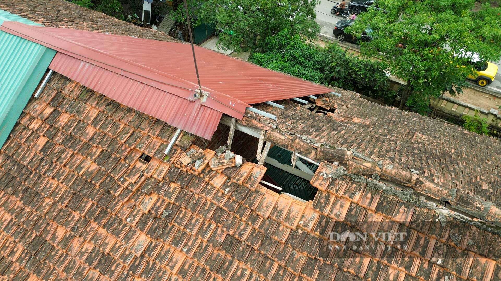 Ghi nhận thực tế ngày 2/4 cho thấy, dấu vết thời gian và sự tàn phá của thời tiết in hằn lên từng mái ngói và mảng tường.