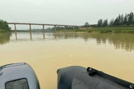 Để lại ô tô, cô gái ở Nghệ An nghi nhảy cầu mất tích, hàng trăm người đang tìm kiếm dưới sông