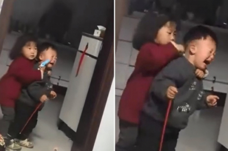 Trung Quốc: Bé gái 3 tuổi bắt em trai làm "con tin", buồn cười hay đáng lo?