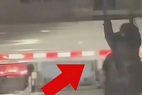 Nghi chồng ngoại tình, vợ bám thùng xe tải để 'bắt quả tang'