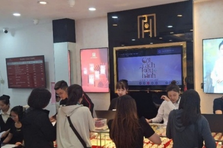 Diễn biến khác thường của giá vàng trong nước, tiệm vàng xuất hiện cảnh lạ lùng