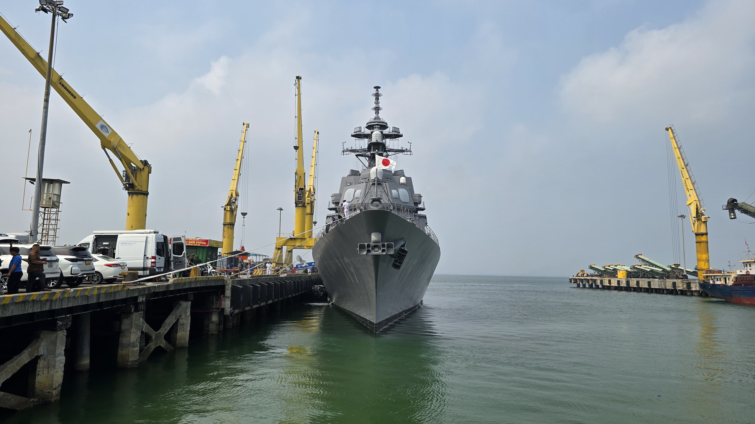 CLIP: Cận cảnh tàu hộ vệ Asahi Nhật Bản với khí tài hiện đại thăm Đà Nẵng - 1