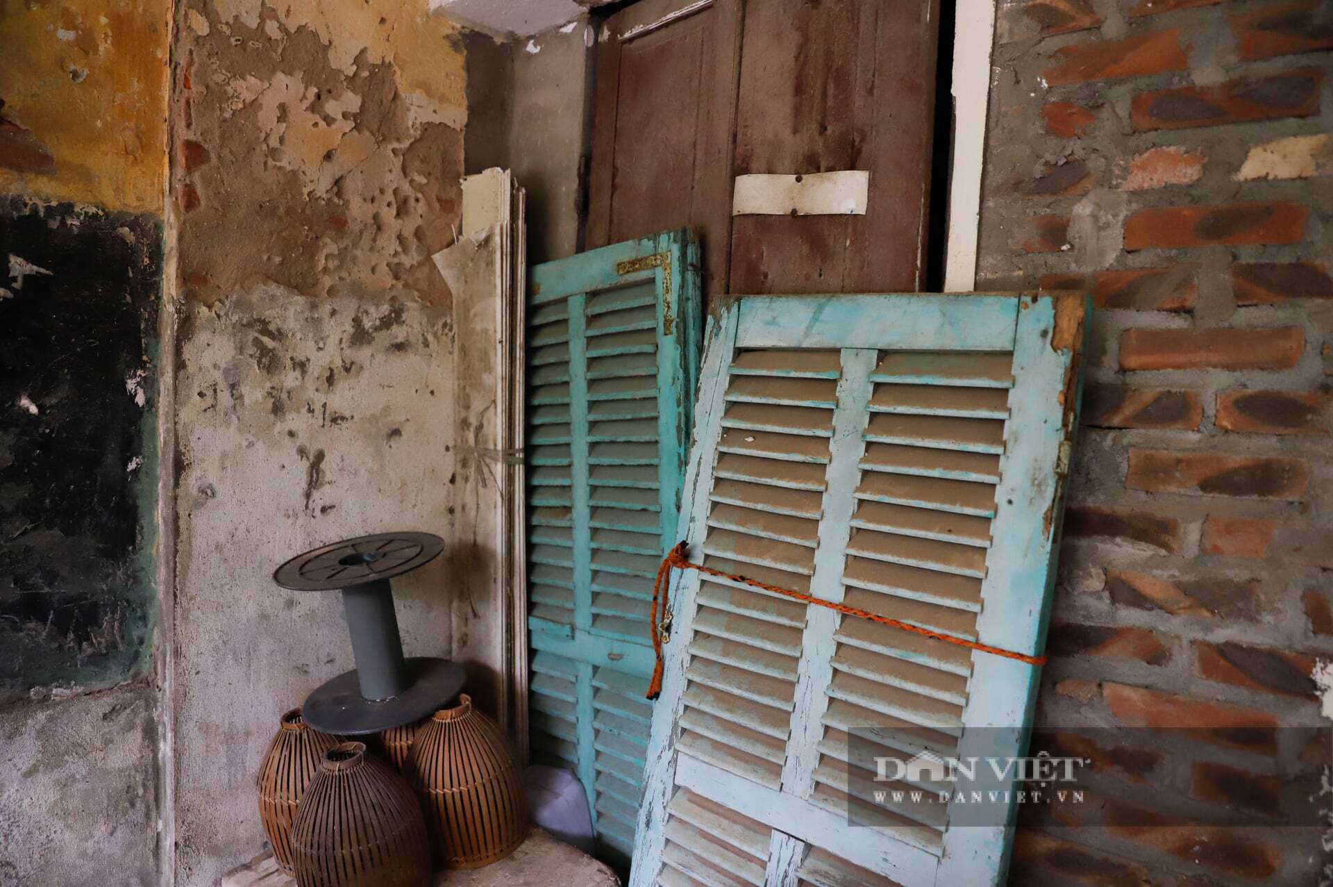 Tại các hành lang chung, trần bê tông bong tróc từng mảng vữa lớn, làm lộ rõ phần cốt thép hoen gỉ bên trong, luôn chực chờ rơi xuống và gây nguy hiểm cho người qua lại.