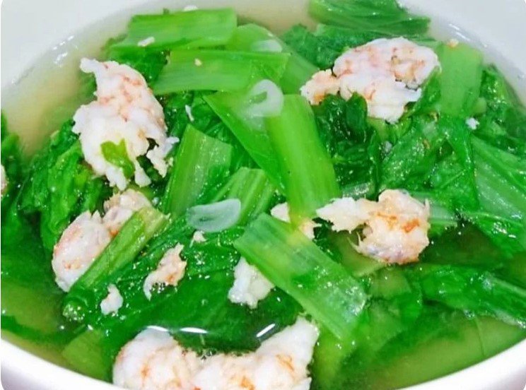 Không dừng lại ở đó, cải bẹ xanh còn giàu lutein và zeaxanthin, hai hoạt chất quan trọng giúp bảo vệ mắt, giảm tác hại của ánh sáng xanh. Hàm lượng folate trong rau cũng góp phần hỗ trợ tạo máu, làm đẹp da và giảm căng thẳng.