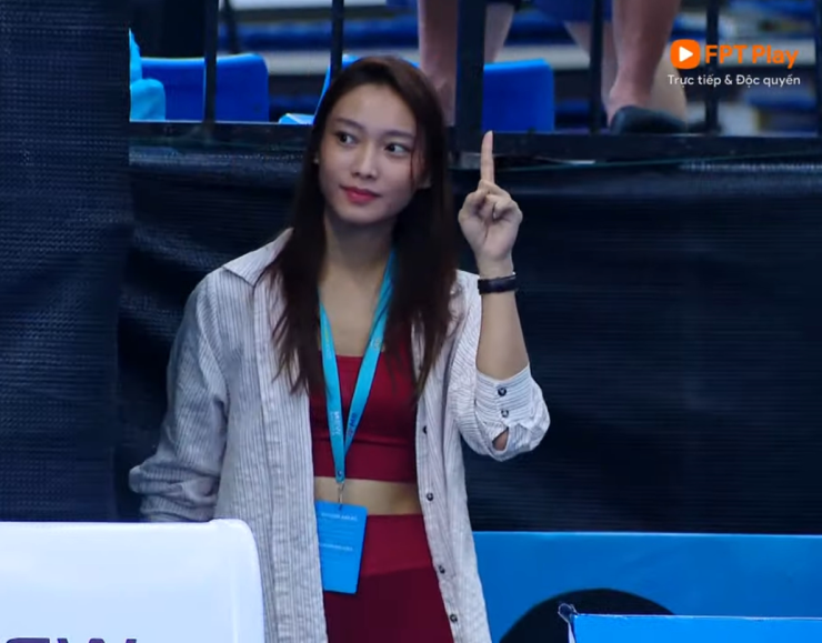 Phương Trinh hỗ trợ chồng Hoàng Nam bằng cách hô "in/out" các tình huống bóng nhạy cảm