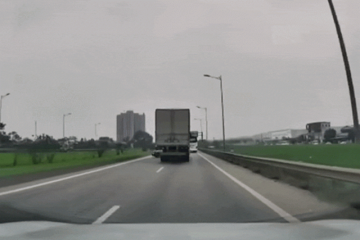Clip: Xe tải húc đuôi làm ô tô con văng lên dải phân cách