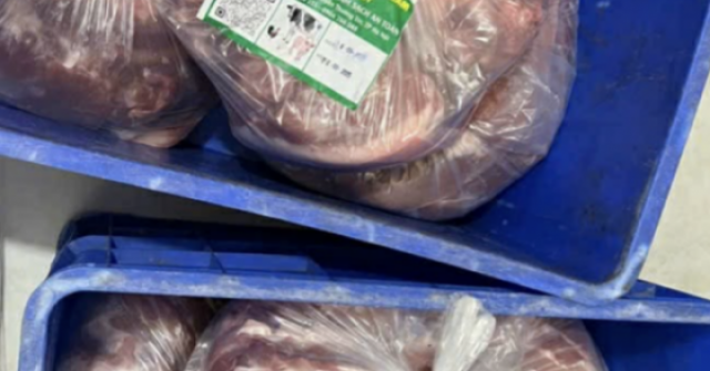 Phụ huynh trường sử dụng thịt lợn Công ty Cường Phát: "Chúng tôi trực tiếp ngửi từng miếng thịt, căm phẫn quá"