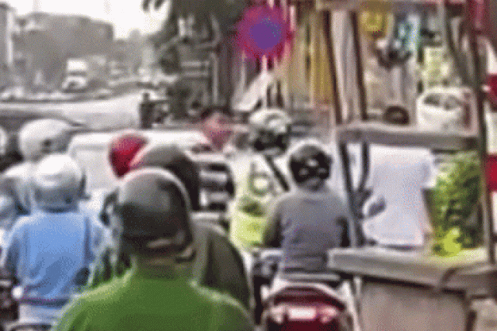 Hà Nội: Tài xế xe máy bị hành hung giữa đường vì chặn trước ô tô đi ngược chiều