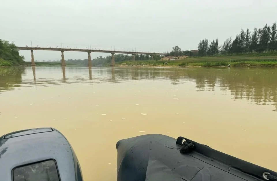 Lực lượng chức năng cùng người dân đang tìm kiếm tung tích cô gái trẻ trên sông Lam.