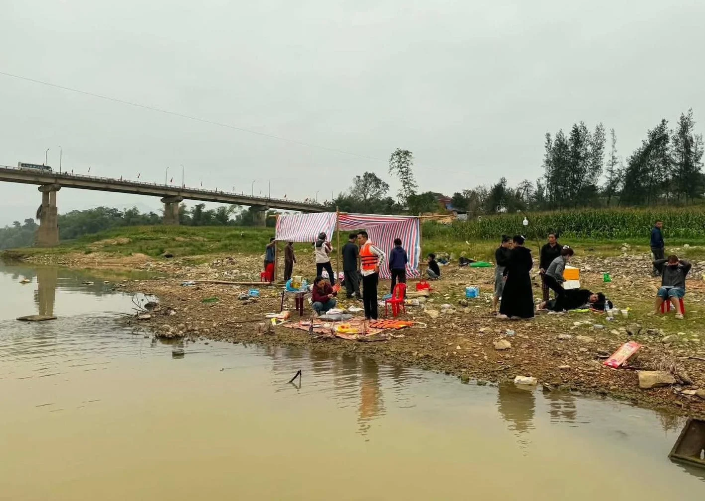 Lực lượng chức năng cùng người dân đang tìm kiếm tung tích cô gái trẻ trên sông Lam.