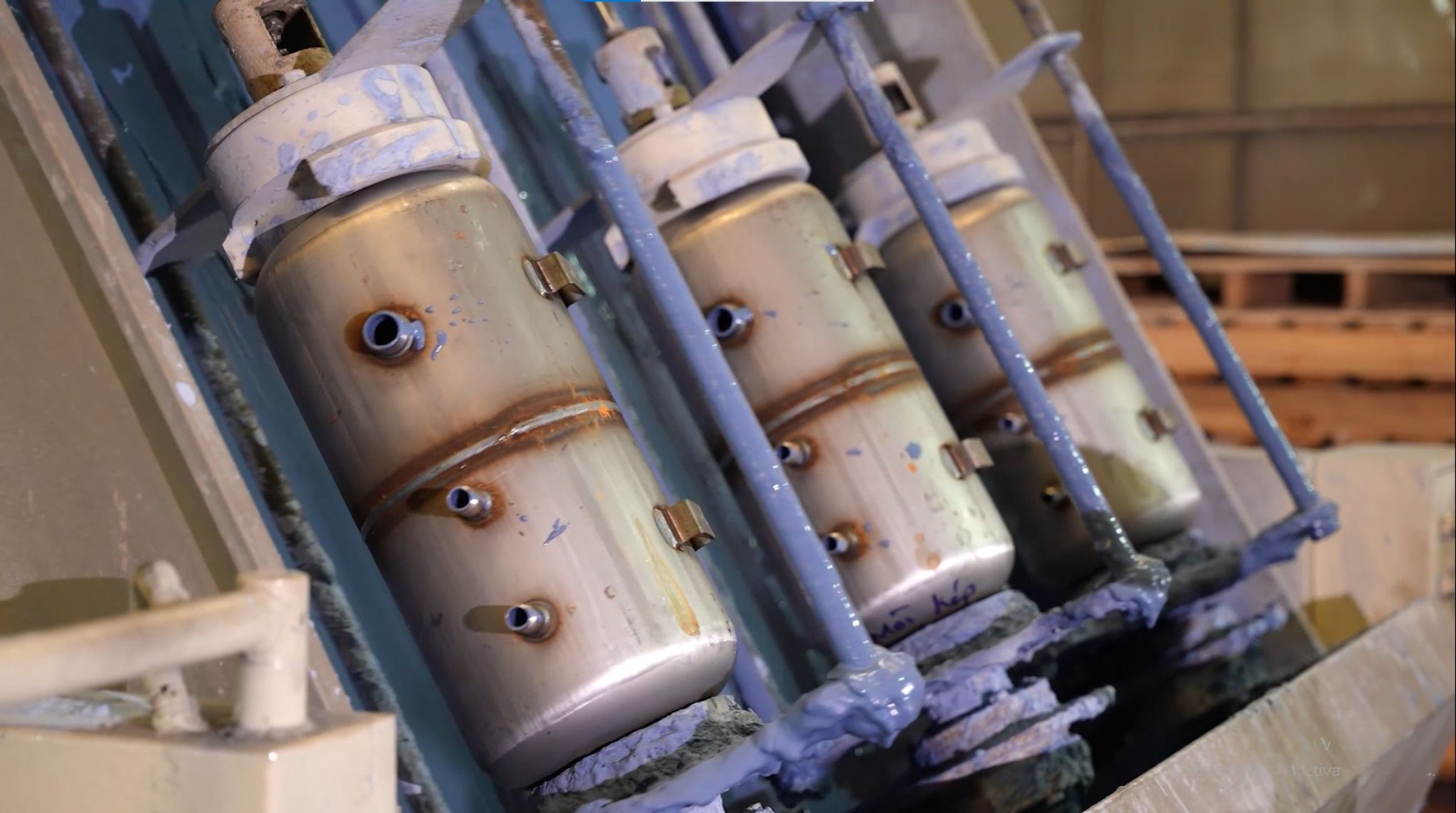 Độ liên kết bám dính tốt giữa lớp men và bề mặt kim loại.