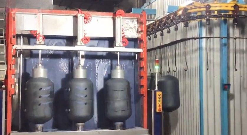 Một công đoạn sản xuất trong quy trình tráng men ướt bình nước nóng.