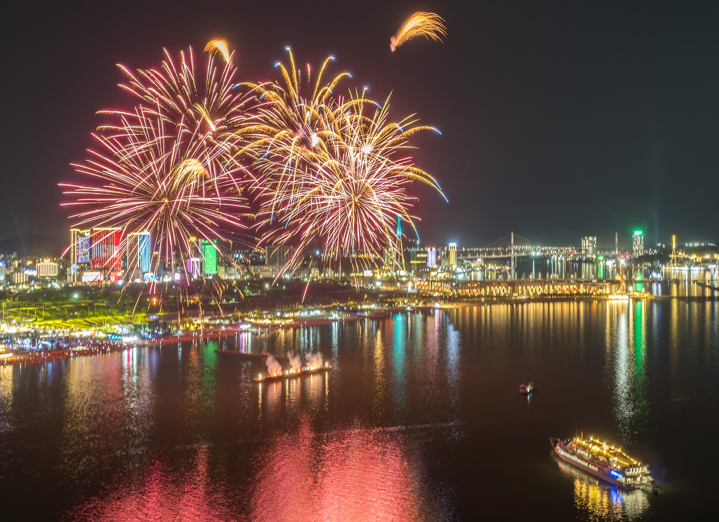 Pháo hoa rực rỡ bên Vịnh