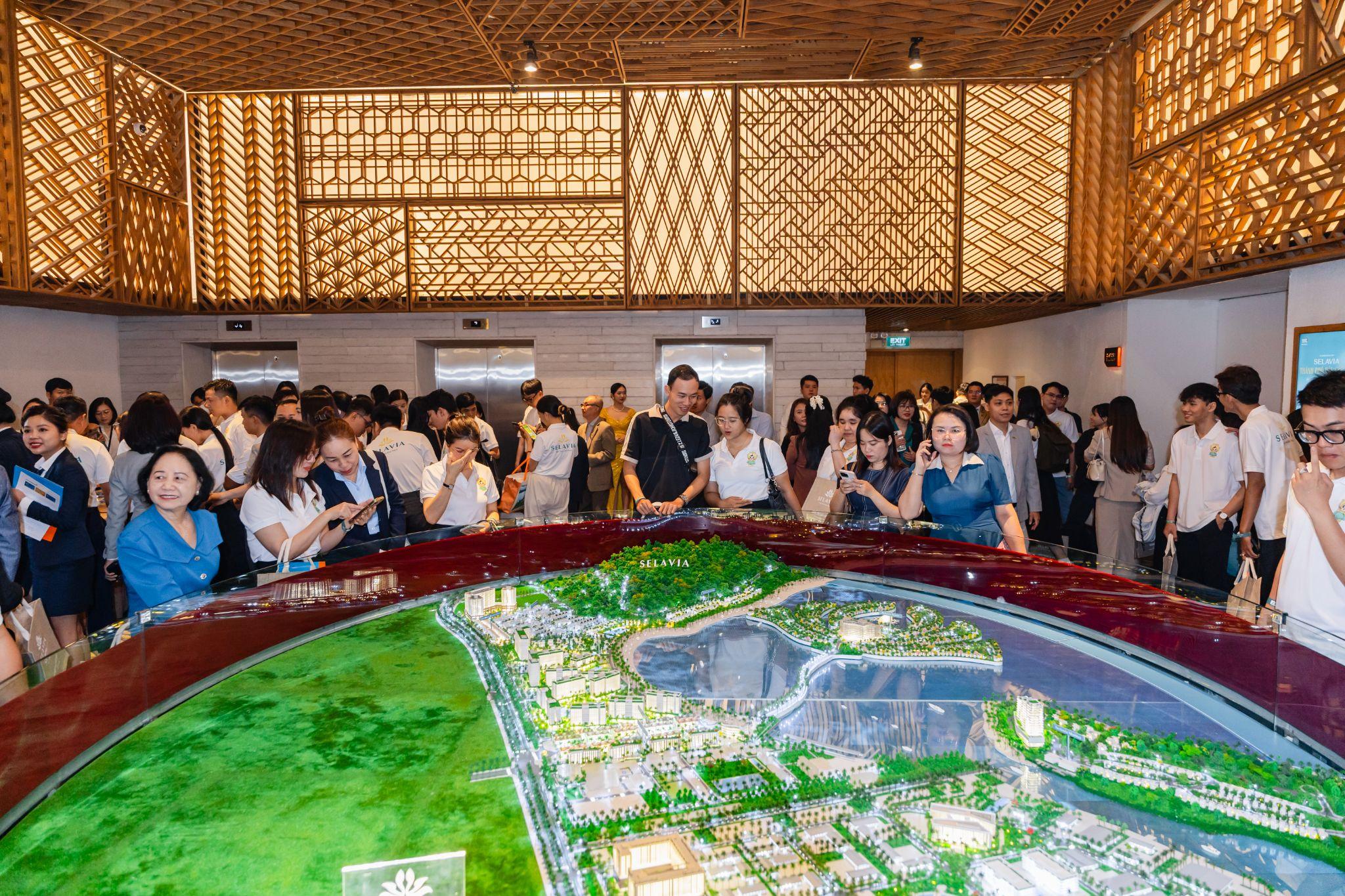 Đông đảo khách tham gia sự kiện quan tâm sa bàn tổng thể của dự án Selavia Phú Quốc