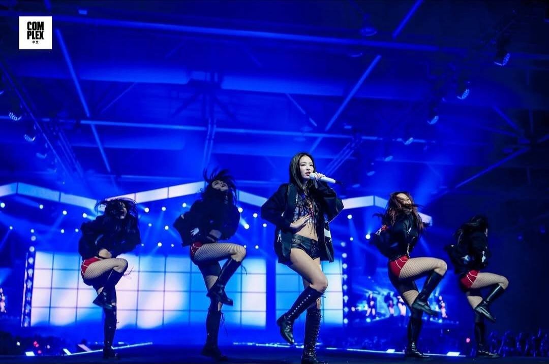 Sân khấu của Jennie cũng được đầu tư bài bản với dàn vũ công đông đảo, tạo nên tổng thể hoành tráng và chỉn chu.