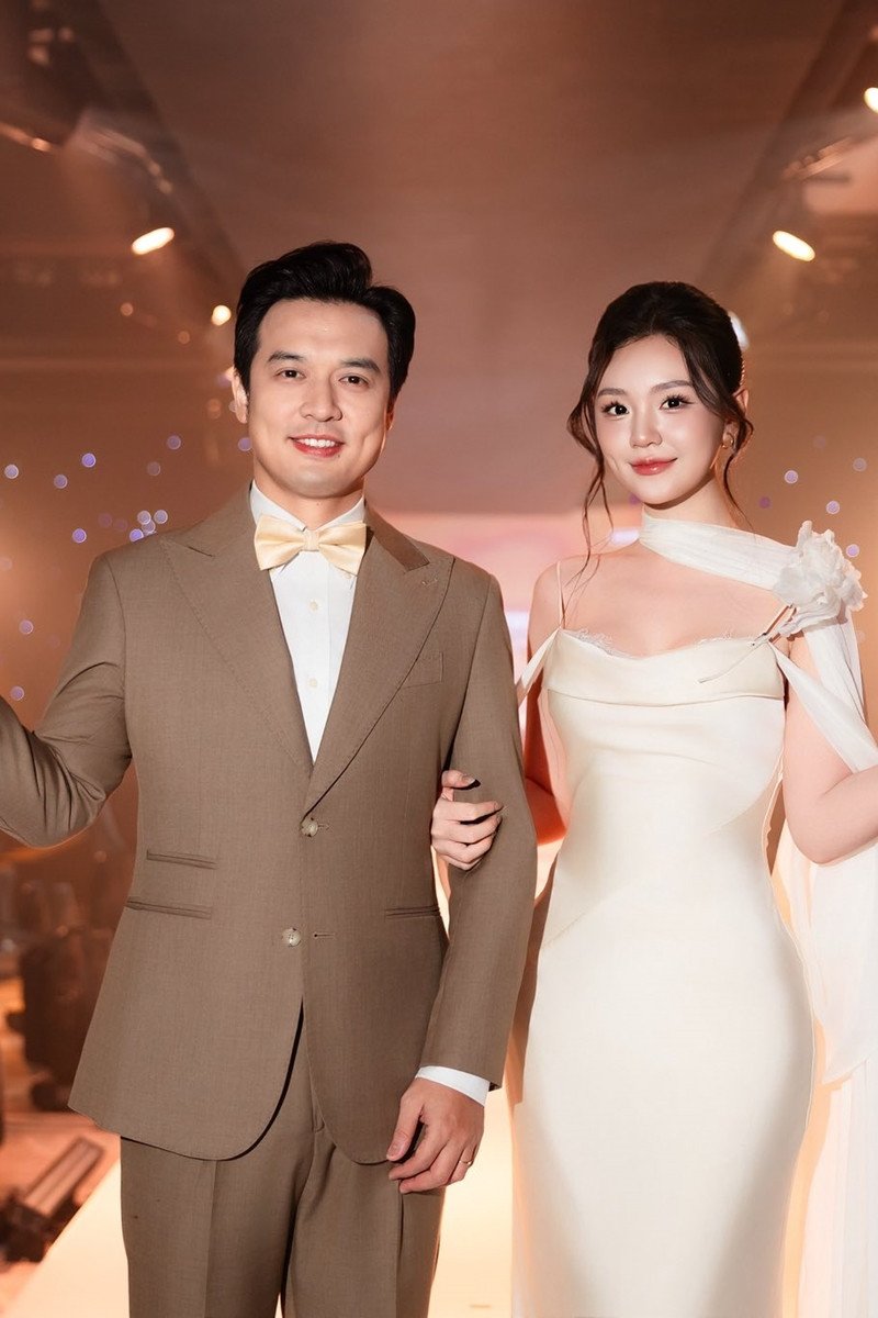 Khánh Như (ngoài cùng bên phải) đứng cùng top 3 và khi dẫn chương trình với MC Thiên Vũ.