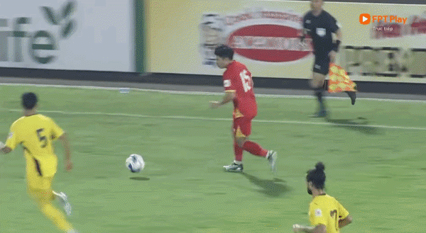 Tiến Anh tạt như đặt cho Xuân Son ghi bàn