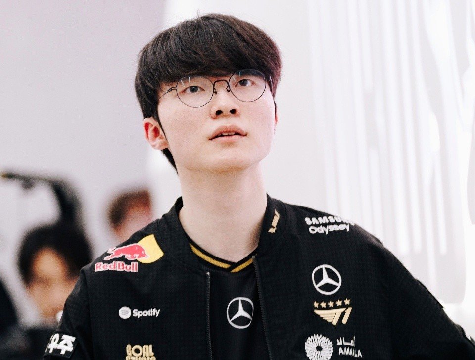 Nhóm nhạc BlackPink (trái) và Faker - vận động viên eSports ảnh hưởng nhất thế giới.