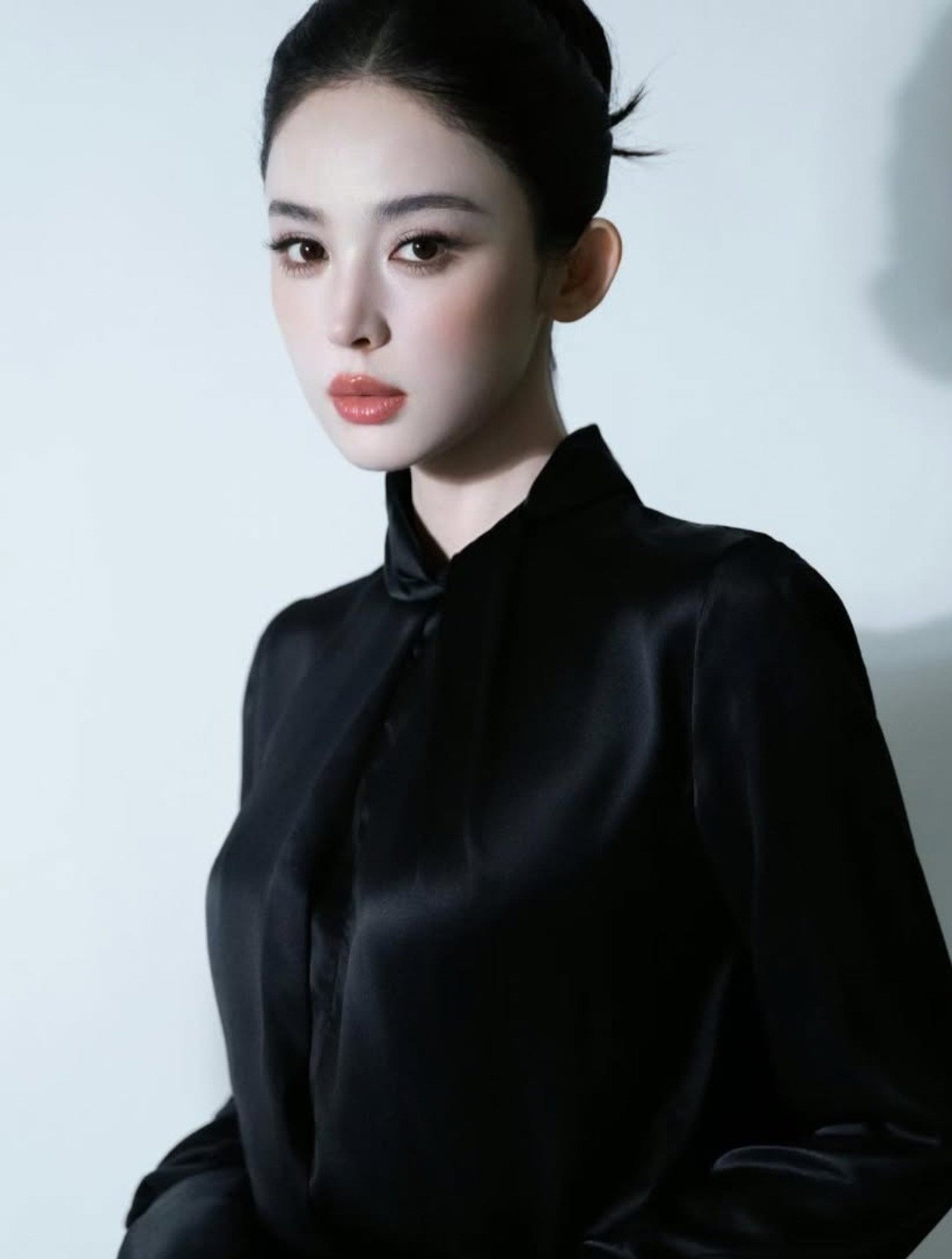 Diễn viên Cổ Lực Na Trát gây tranh cãi với mốt không nội y - 1