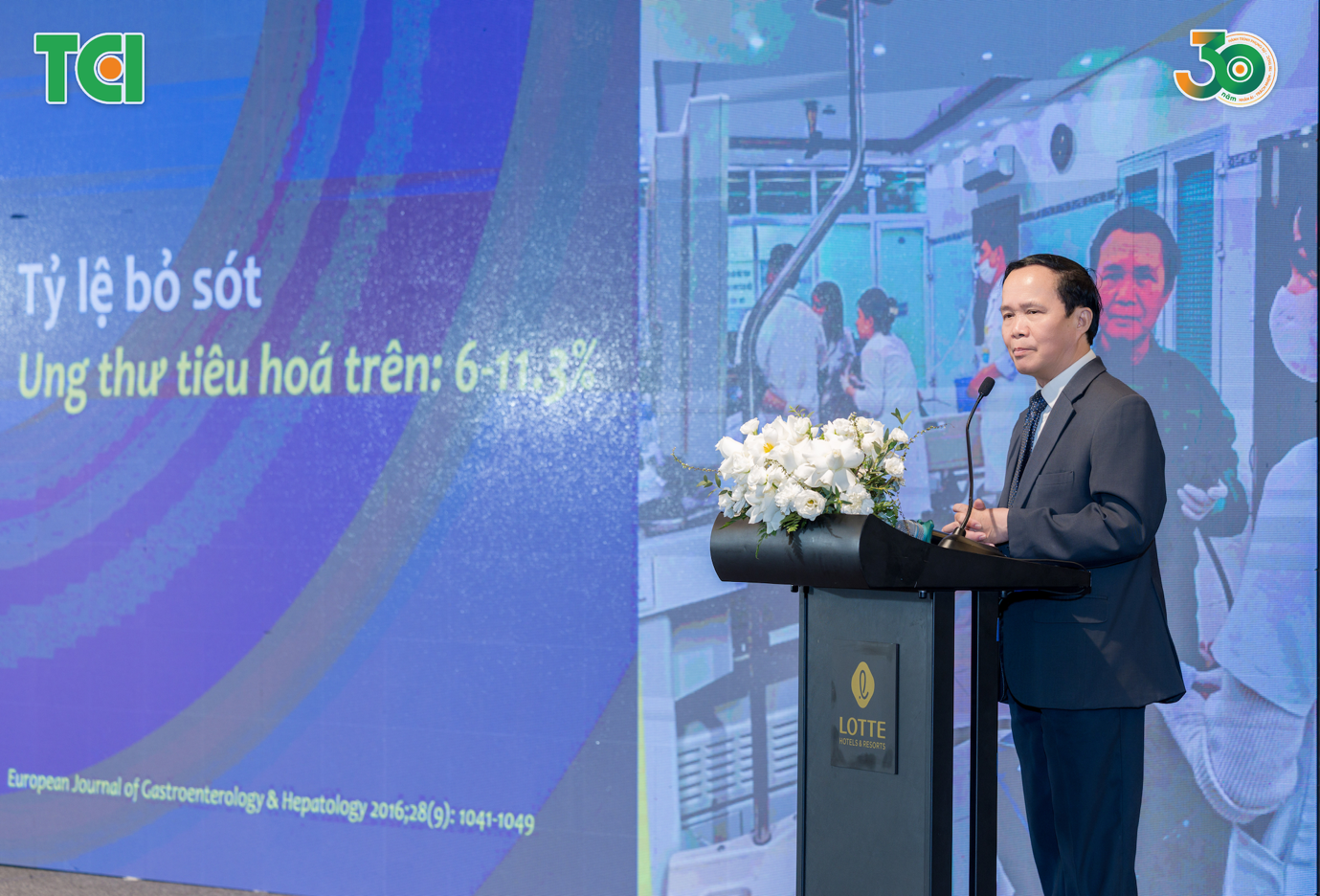 Thầy thuốc Ưu tú, Phó Giáo sư. Tiến sĩ. Bác sĩ. Vũ Văn Khiên - Phó Chủ tịch kiêm Tổng thư ký Hội Khoa học Tiêu hóa Việt Nam - chủ tọa Hội thảo.